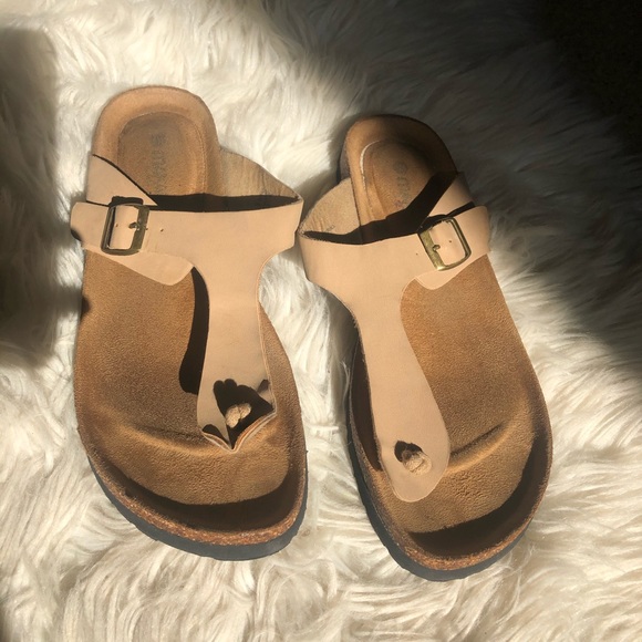 9 pairs of sandals - Picture 7 of 14